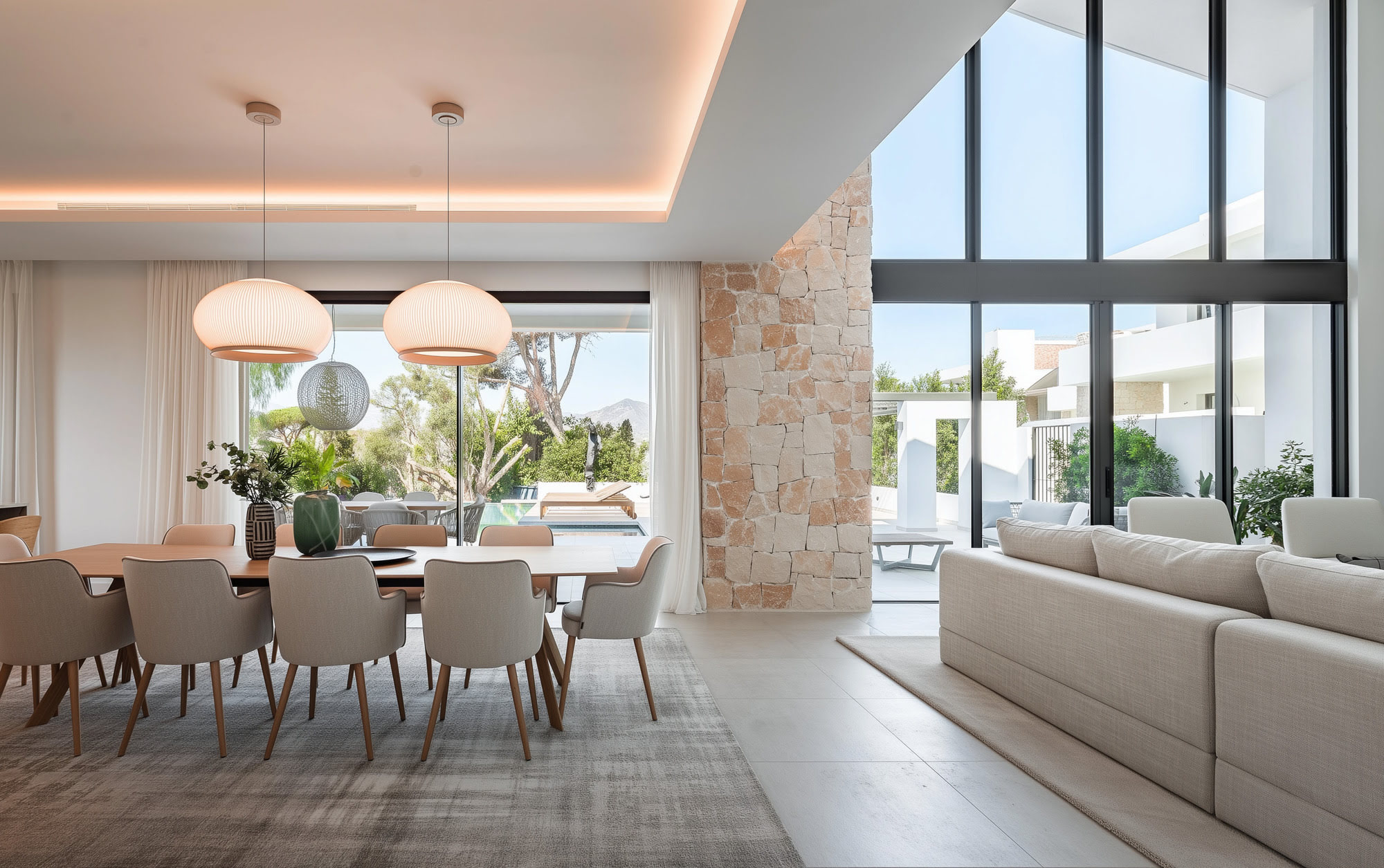 Dining space connected to the terrace and natural light