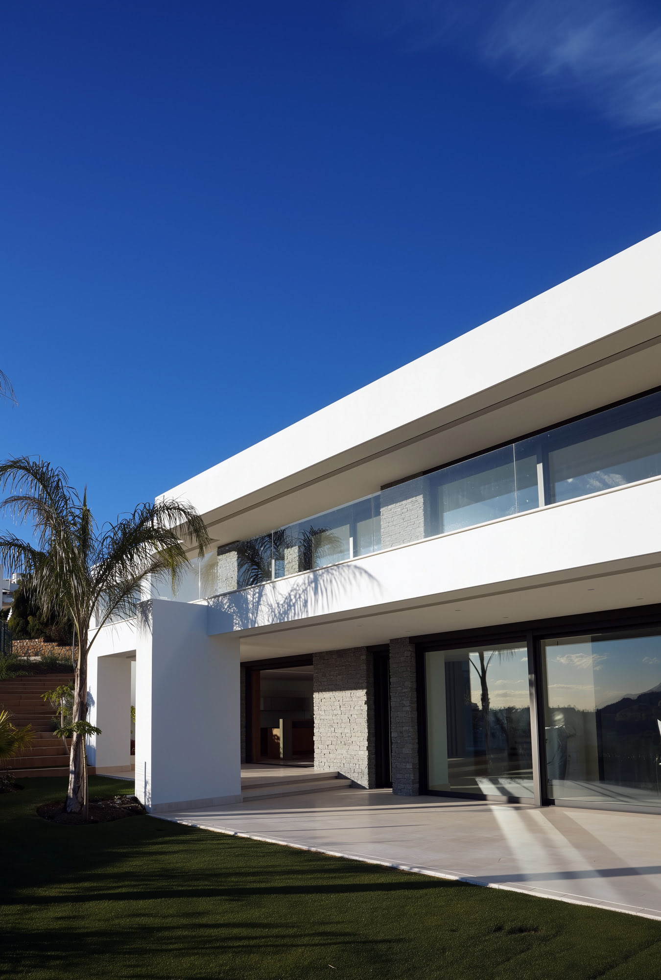 Villa Casalina covered terrace and main façade with long horizontal lines opening to the garden