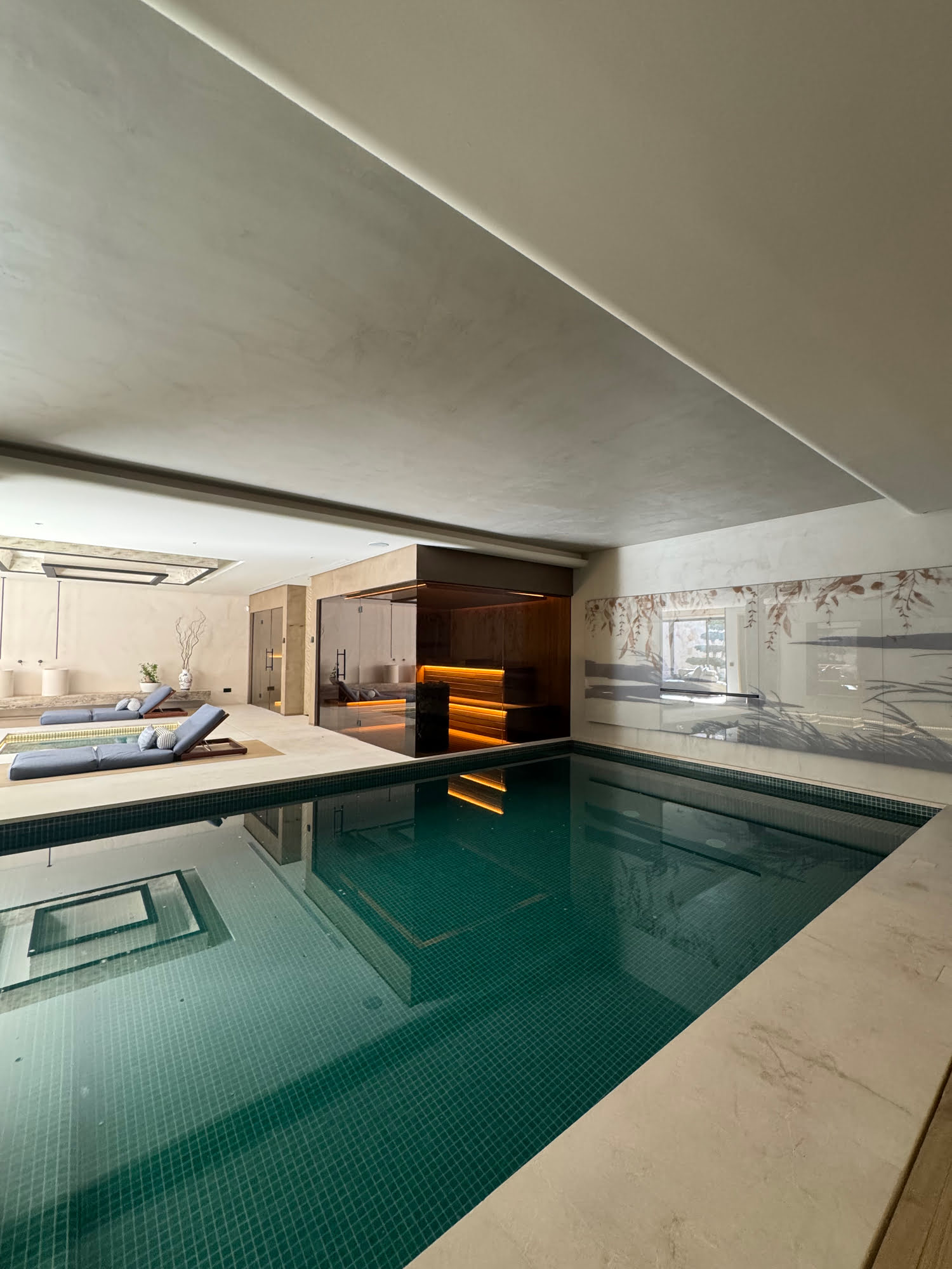 Indoor pool and spa room at Villa Shangri-La with low ceiling, calm lighting and wellness atmosphere