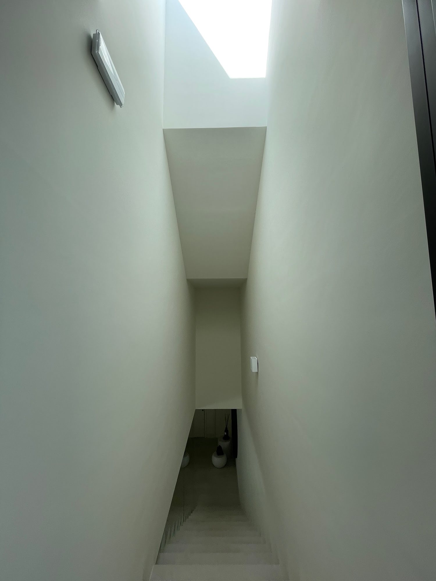 Minimal vertical interior passage at VIDA DEL MAR with sculptural light and abstract spatial composition